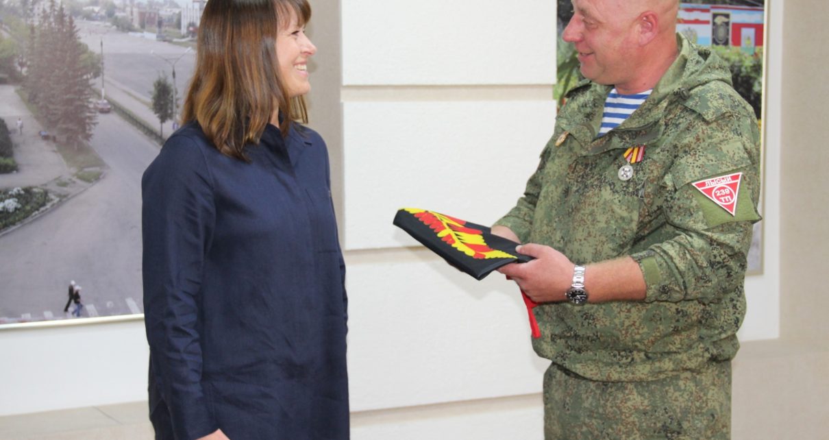 Глава Коркинского округа передала участнику СВО флаг Коркинского округа
