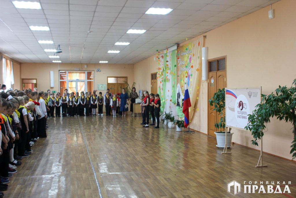 Сегодня в коркинской школе открыли «Парту Героя»