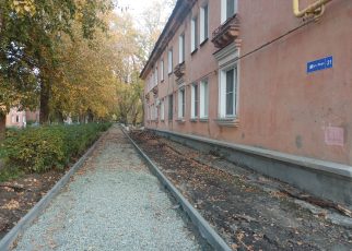 В Коркино на улице Мира ремонтируют тротуар