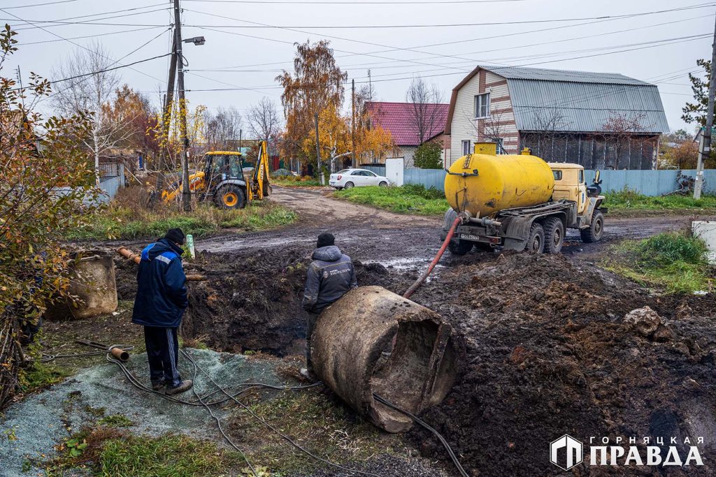 На аварийном участке водовода в Коркино на улице Белинского продолжаются работы