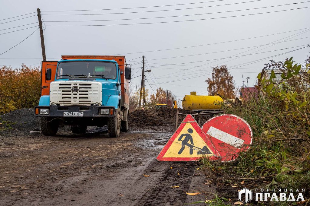 На аварийном участке водовода в Коркино на улице Белинского продолжаются работы