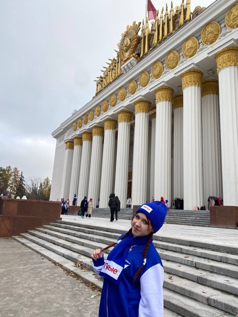 Коркинская школьница выступила на одной сцене с российскими знаменитостями на международной выставке