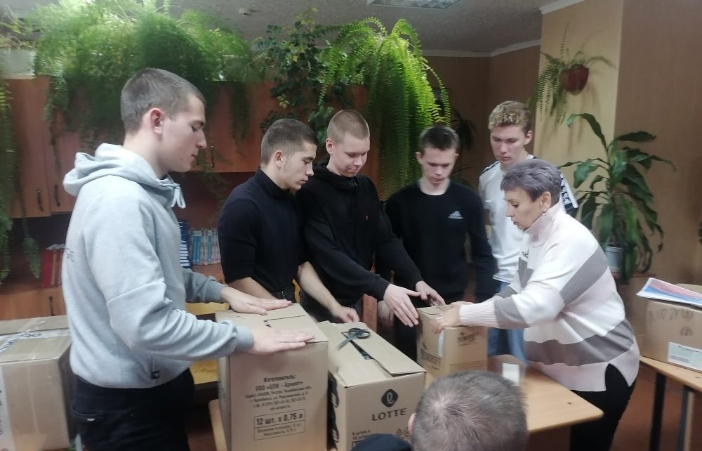 Коркинские педагоги и студенты организовали сбор гуманитарной помощи для "Явы"