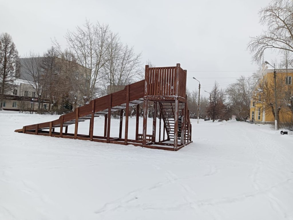 В Коркинском округе монтируют новогодние городки