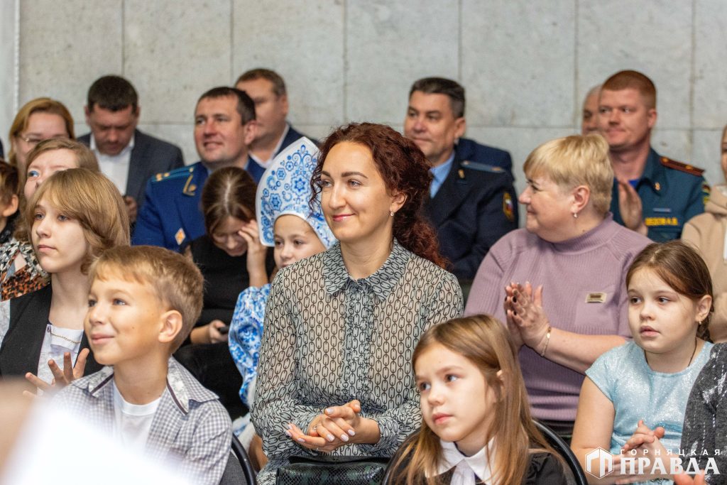 Руководители и депутаты исполнили новогодние мечты более 30 коркинских детей