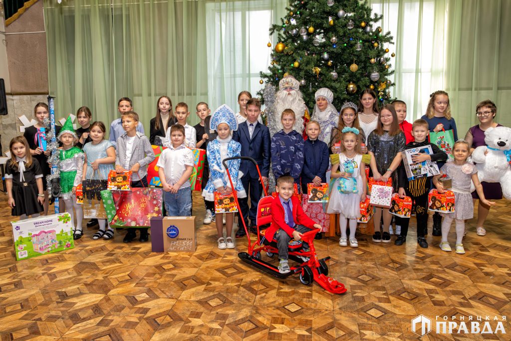 Руководители и депутаты исполнили новогодние мечты более 30 коркинских детей