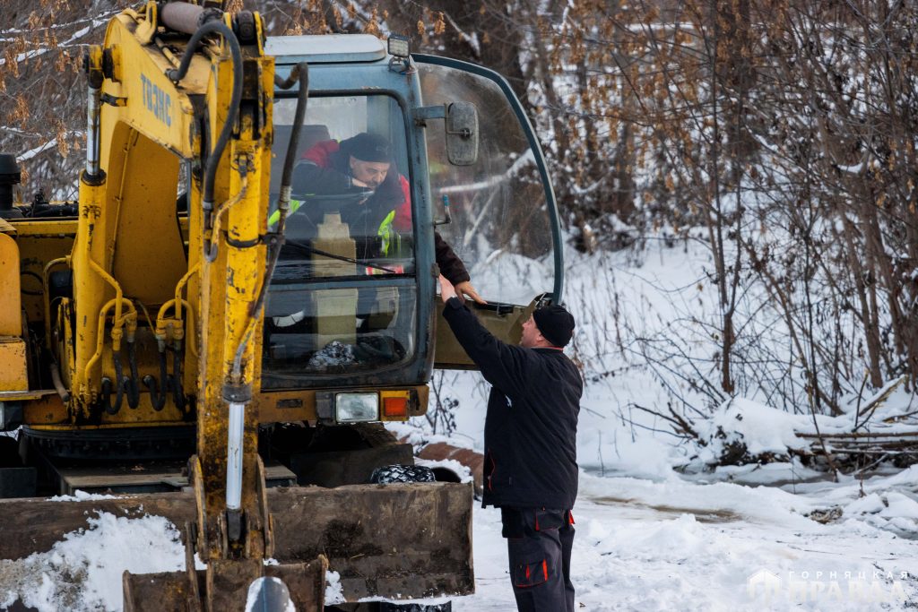 В Коркино сотрудники водоканала заменили повреждённый участок водовода в районе пищевого техникума