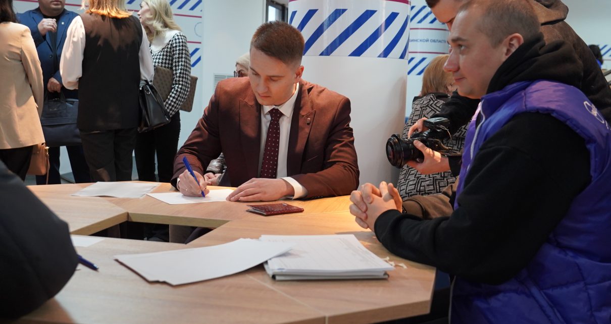На Южном Урале -  Единый день сбора подписей в поддержку выдвижения Владимира Путина