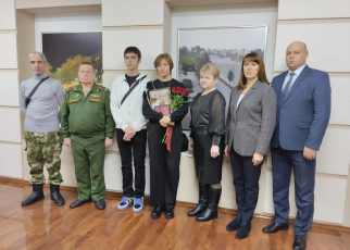 Родителям коркинского солдата вручили посмертную награду сына