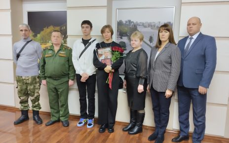 Родителям коркинского солдата вручили посмертную награду сына