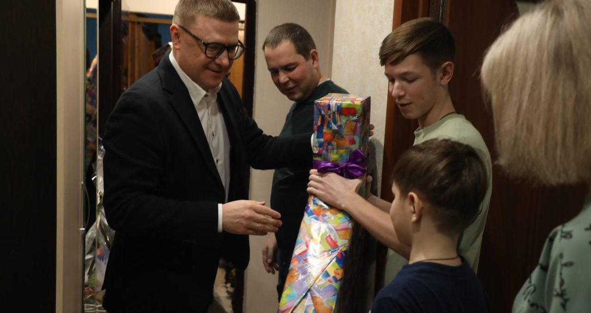 Алексей Текслер вместе с супругой Ириной вручили подарки братьям Загоскиным