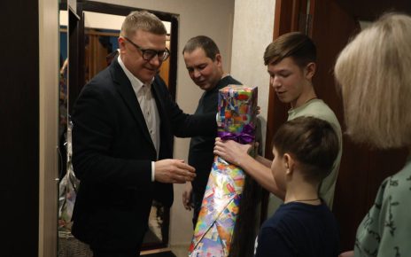 Алексей Текслер вместе с супругой Ириной вручили подарки братьям Загоскиным