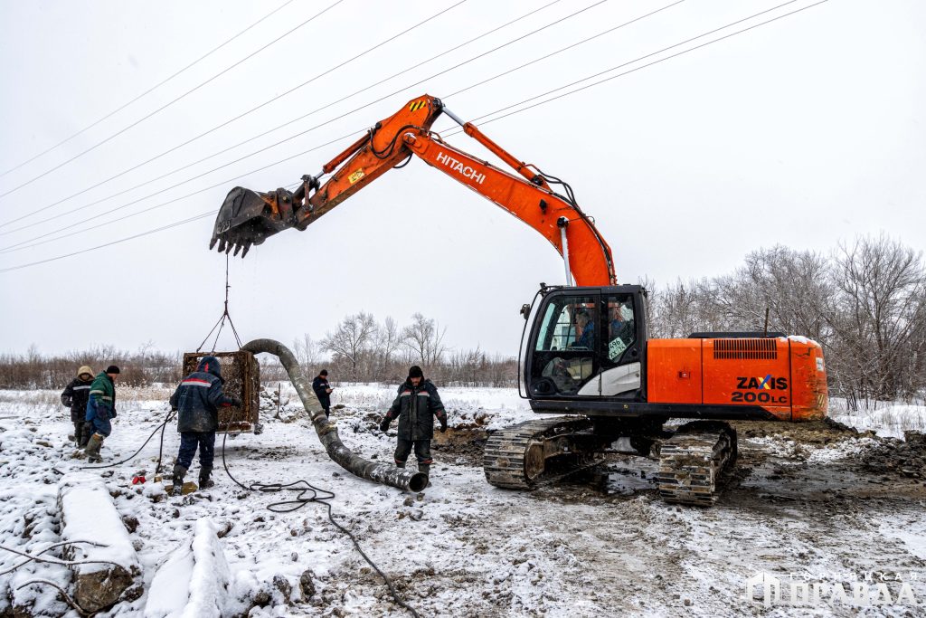 Сотрудники водоканала обнаружили место утечки на канализационном коллекторе в Коркино