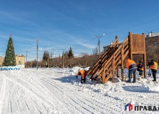 В Коркино убрали ледовый городок на центральной площади В Коркино убрали ледовый городок на центральной площади