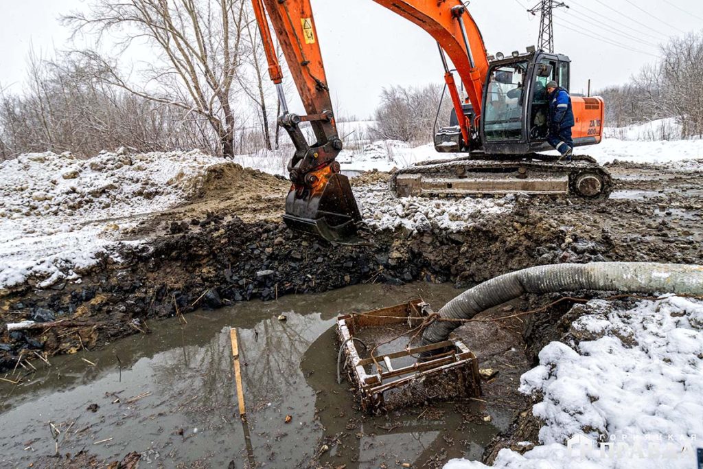Сотрудники водоканала обнаружили место утечки на канализационном коллекторе в Коркино