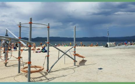 В Миассе по нацпроекту благоустроили пляж озера Тургояк