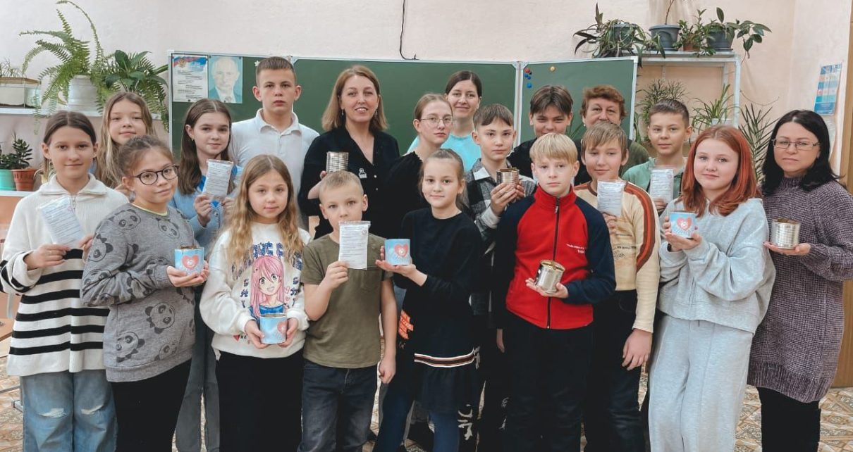 Коркинские воспитанники центра допобразования сформировали посылки для бойцов СВО
