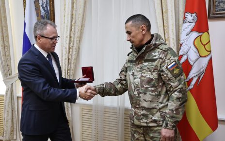 Губернатор Алексей Текслер наградил военнослужащего