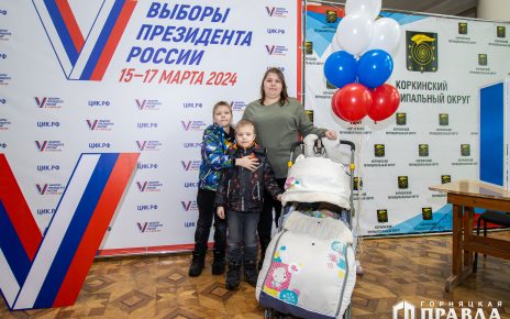 Многодетная мама пришла на избирательный участок в Коркино с тремя детьми