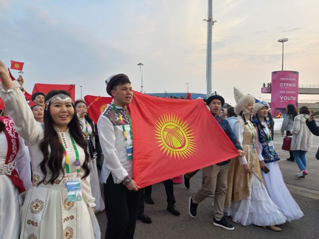 Южноуральцы в национальных костюмах участвовали в шествии молодёжи мира