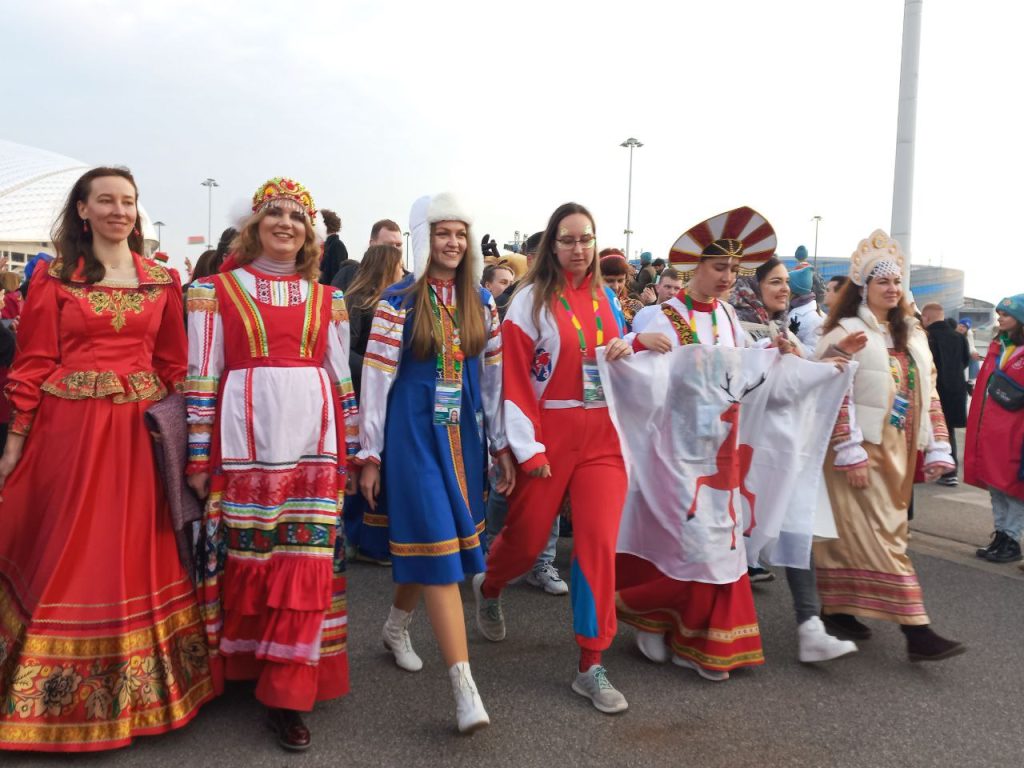 Южноуральцы в национальных костюмах участвовали в шествии молодёжи мира