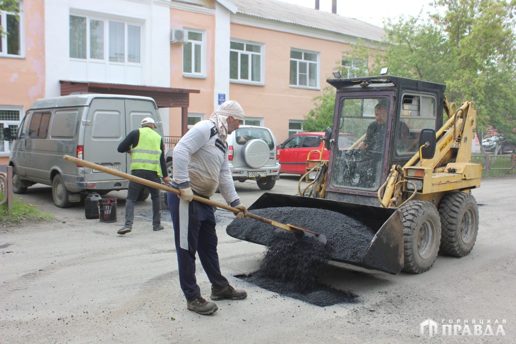 В Коркино продолжается ямочный ремонт дорог. Сегодня подрядчики работают на улице Маслова