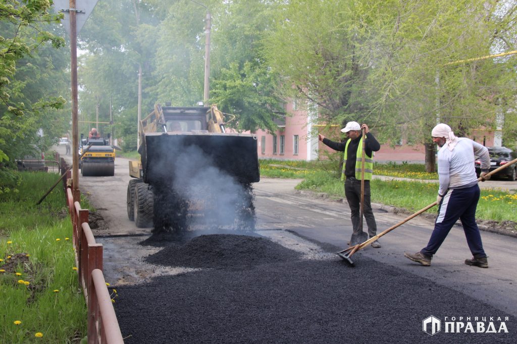 В Коркино продолжается ямочный ремонт дорог. Сегодня подрядчики работают на улице Маслова