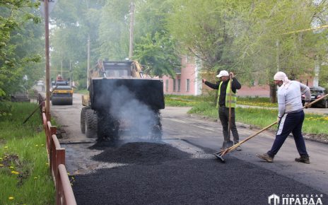 В Коркино продолжается ямочный ремонт дорог. Сегодня подрядчики работают на улице Маслова