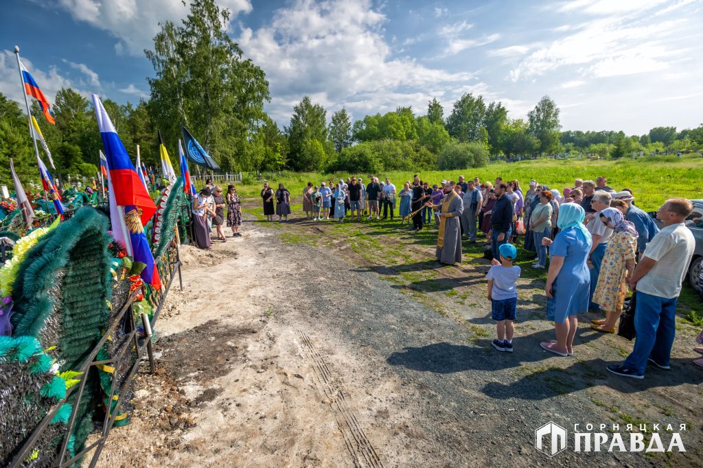 В День России на кладбище в Коркино провели панихиду по павшим воинам