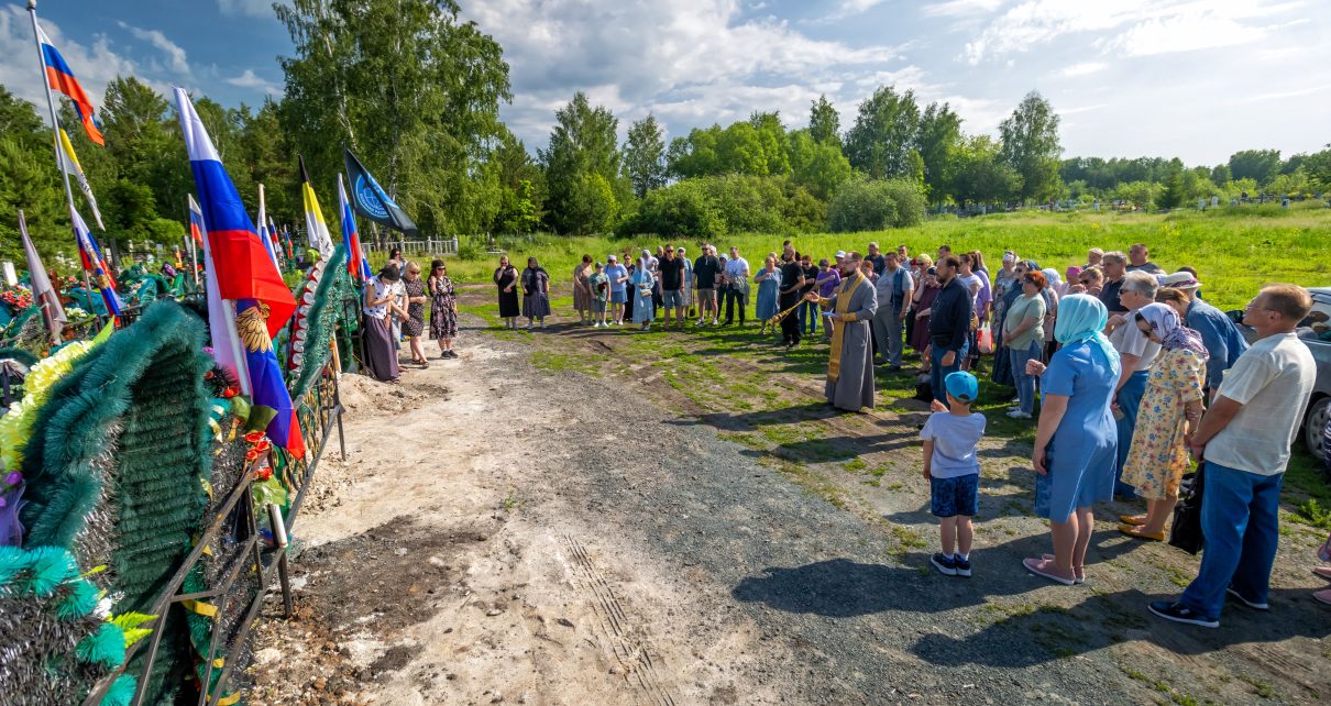 В День России на кладбище в Коркино провели панихиду по павшим воинам