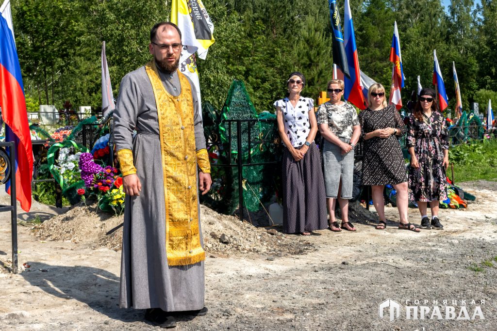 В День России на кладбище в Коркино провели панихиду по павшим воинам