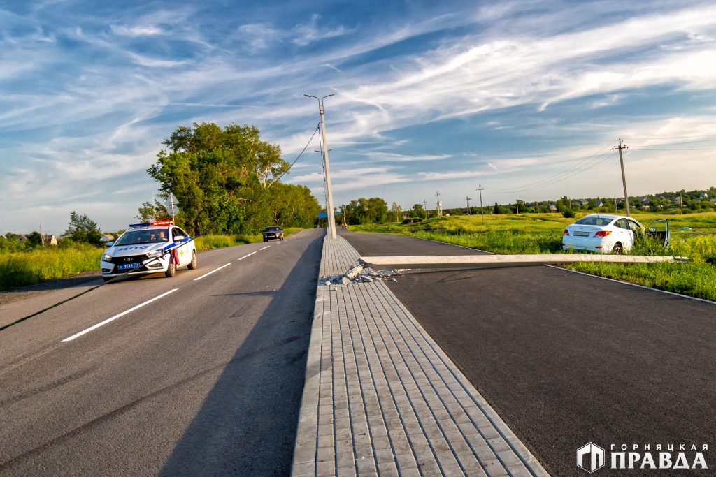 В Коркино водитель врезался в столб на улице 1 Мая