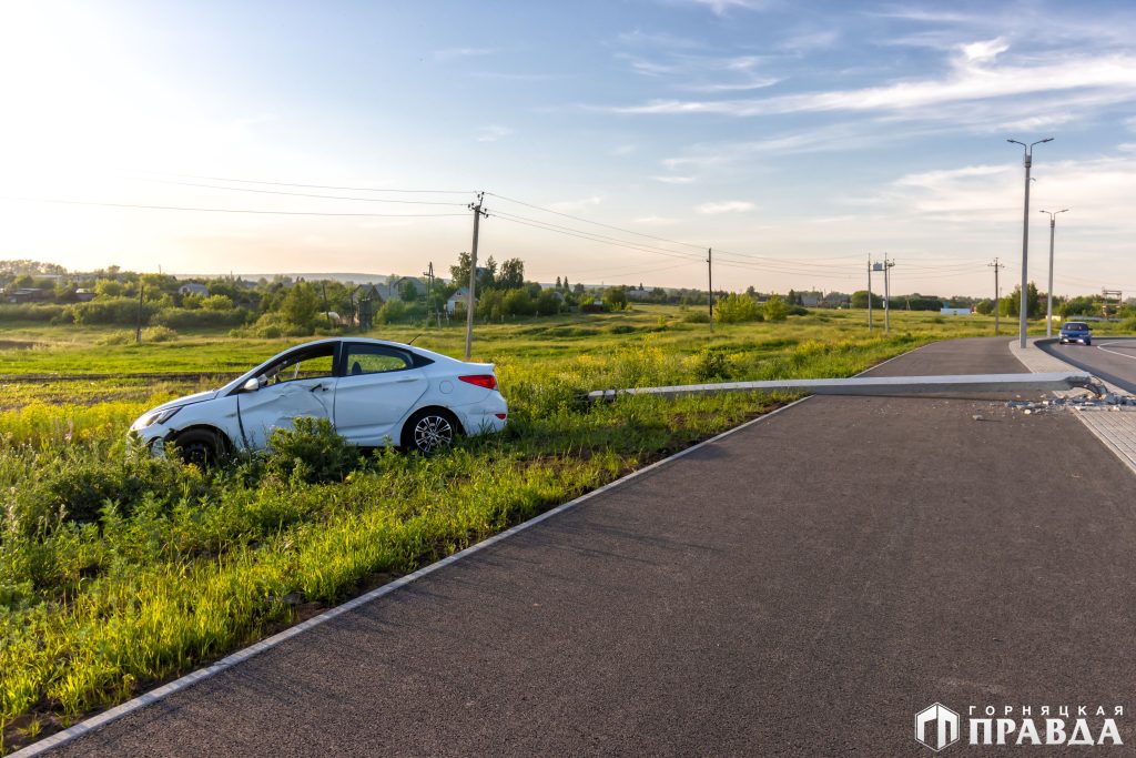 В Коркино водитель врезался в столб на улице 1 Мая