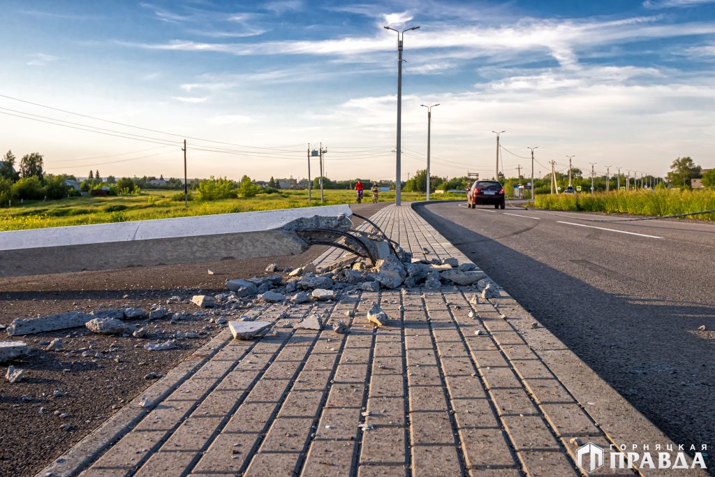 В Коркино водитель врезался в столб на улице 1 Мая