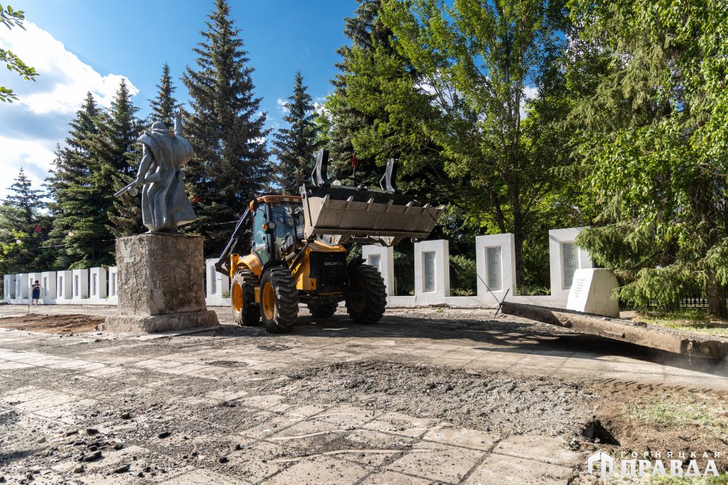 На Аллее Памяти в Коркино продолжается ремонт
