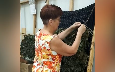 Коркинские женщины плетут сети для наших бойцов
