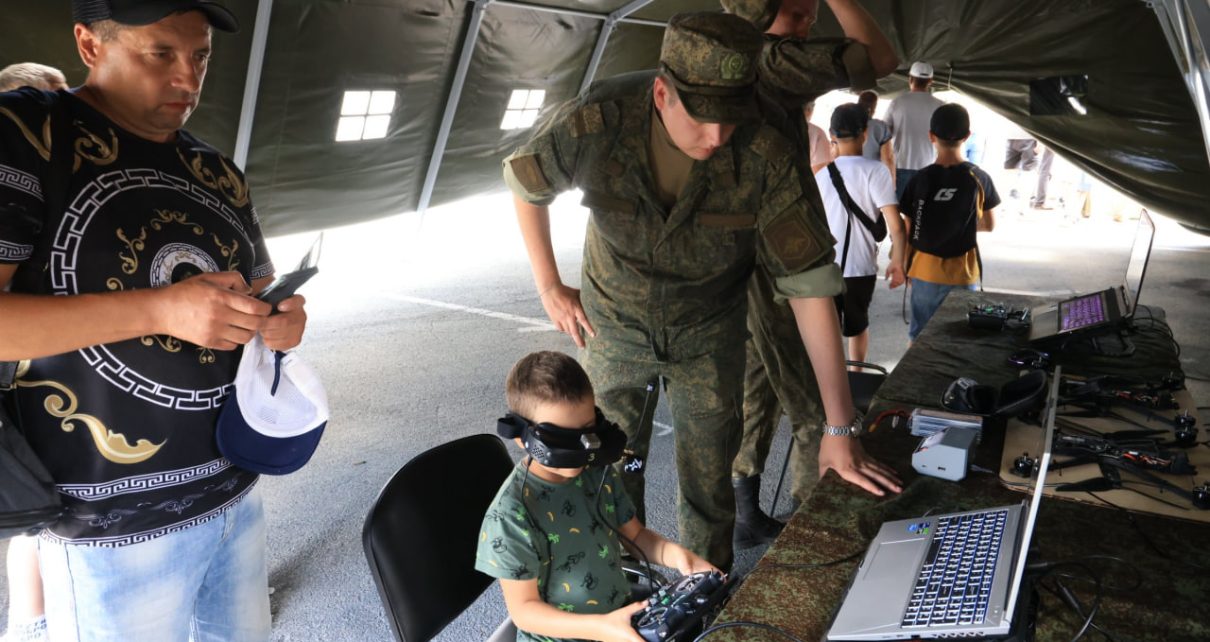 Инструкторы ЦВО провели более 10 тысяч мастер-классов по управлению дроном для посетителей вставки техники НАТО в Челябинске