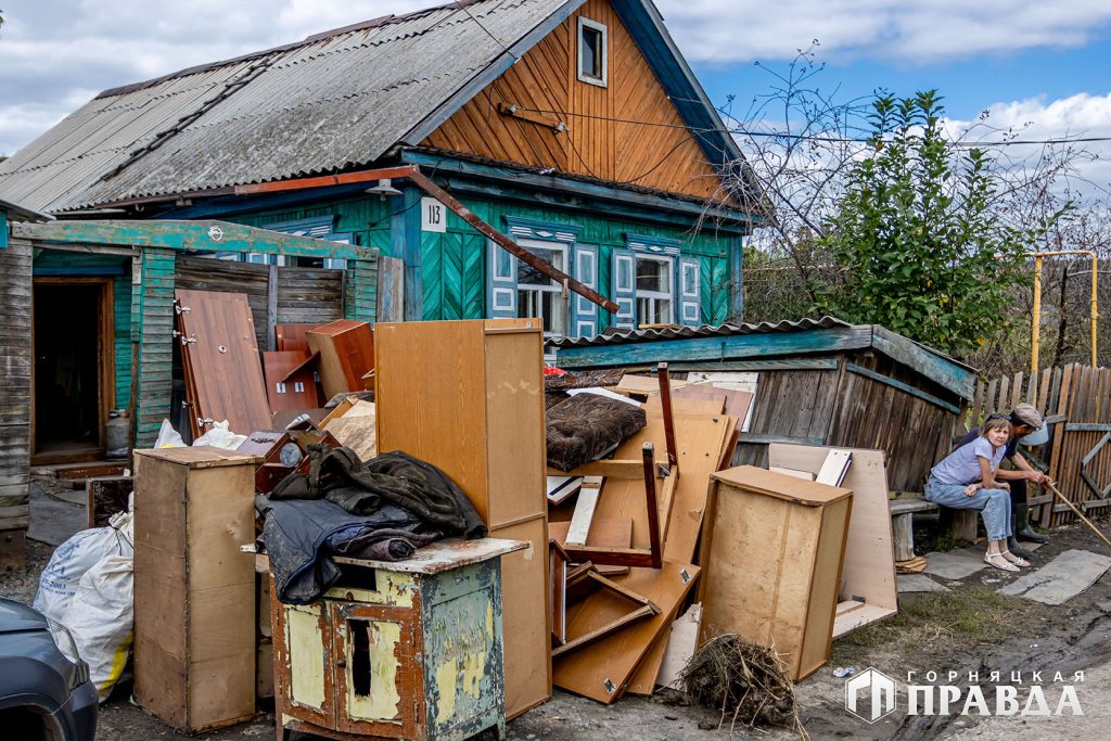 Коркинцы, пострадавшие от паводка, получают гуманитарную помощь