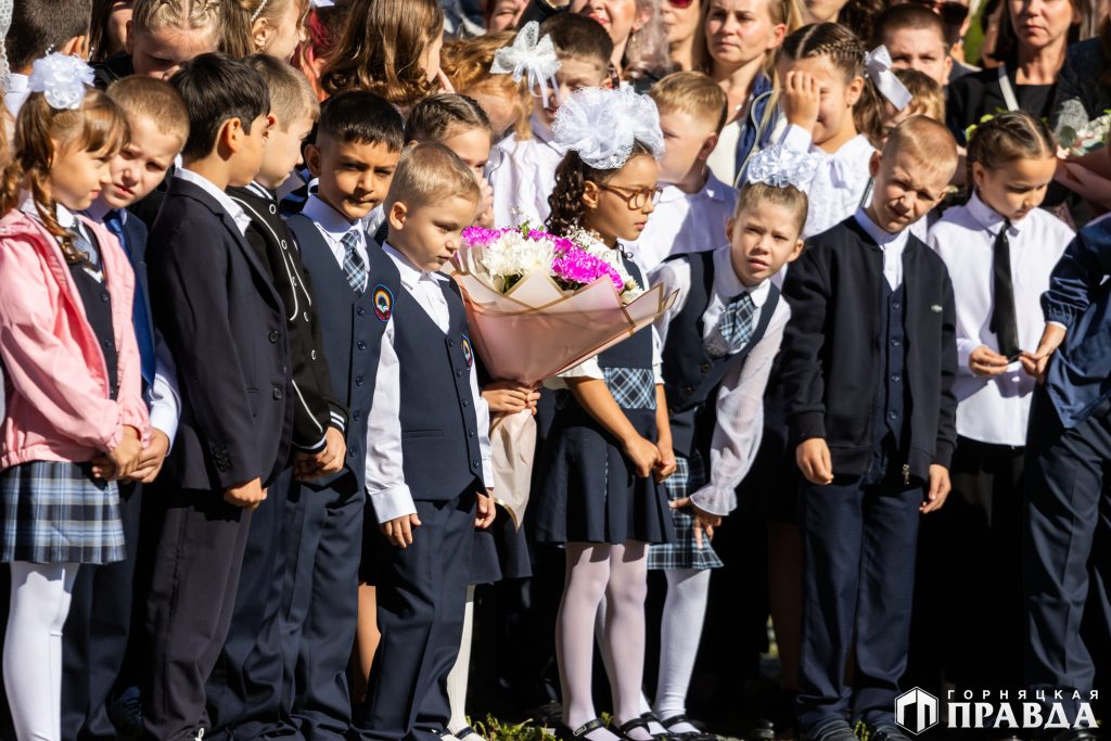 Сегодня в Коркинском округе за парты сели более семи тысяч школьников, из них около 700 – первоклассники