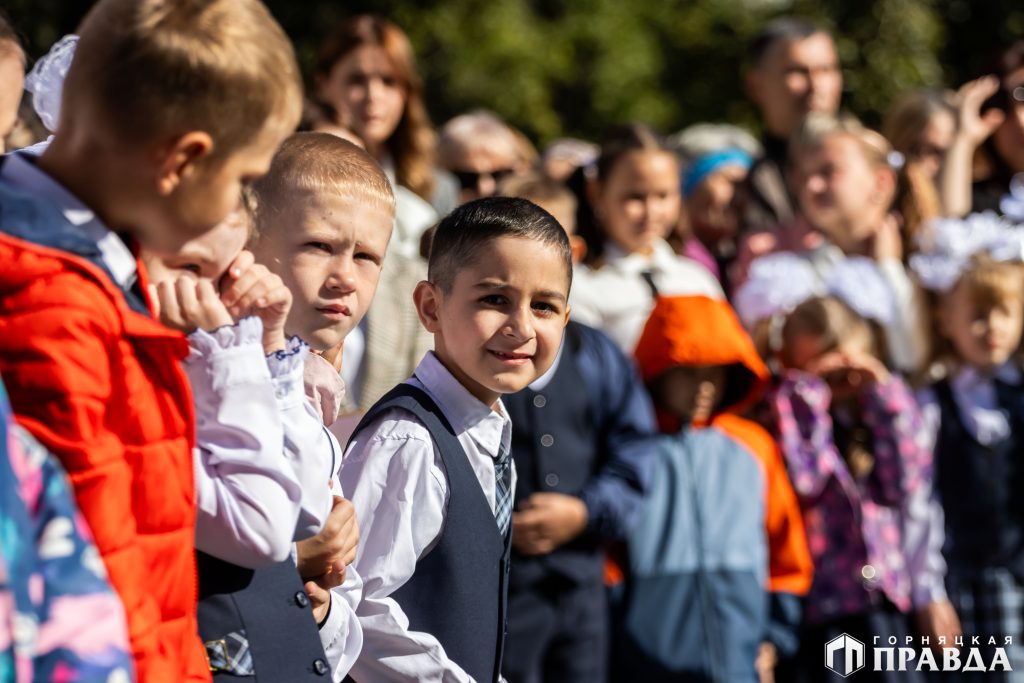 Сегодня в Коркинском округе за парты сели более семи тысяч школьников, из них около 700 – первоклассники