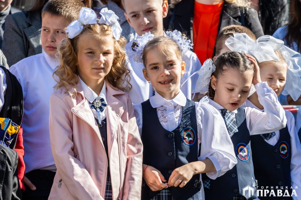 Сегодня в Коркинском округе за парты сели более семи тысяч школьников, из них около 700 – первоклассники