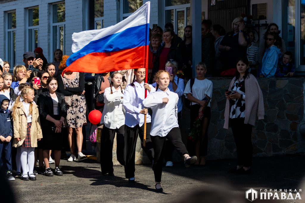 Сегодня в Коркинском округе за парты сели более семи тысяч школьников, из них около 700 – первоклассники