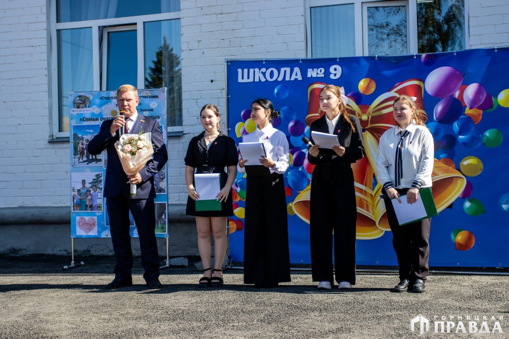 Сегодня в Коркинском округе за парты сели более семи тысяч школьников, из них около 700 – первоклассники