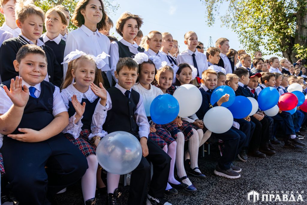 Сегодня в Коркинском округе за парты сели более семи тысяч школьников, из них около 700 – первоклассники