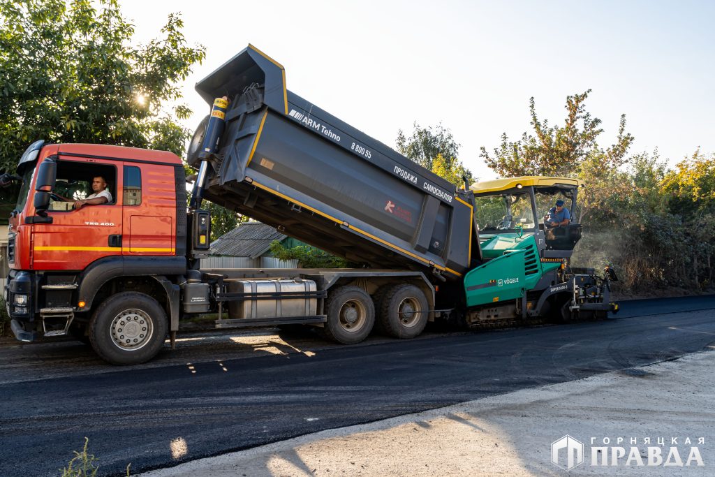 В Коркино асфальтируют дорогу на улице Сакко и Ванцетти