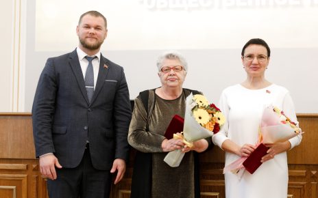 В региональном парламенте премию «Общественное признание» получила ветеран из Коркино Елена Салмина