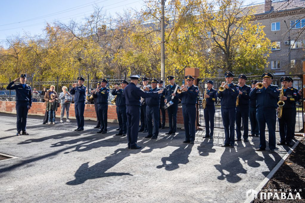 В коркинской школе установили памятный мемориал Герою России