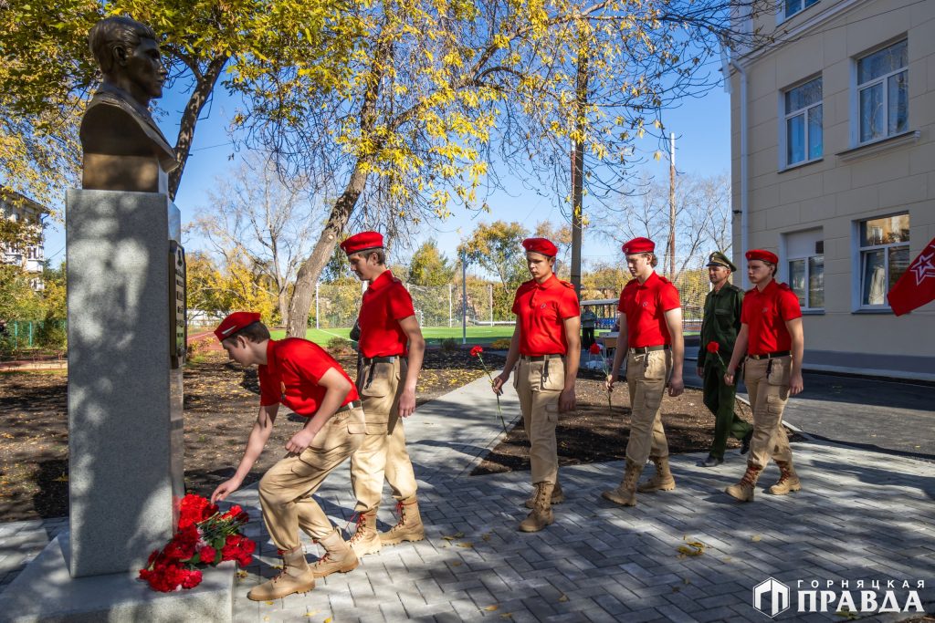 В коркинской школе установили памятный мемориал Герою России