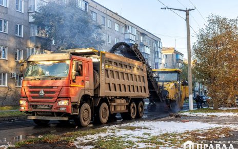 В Коркино хотят успеть до холодов закатать дорогу на улице Сони Кривой