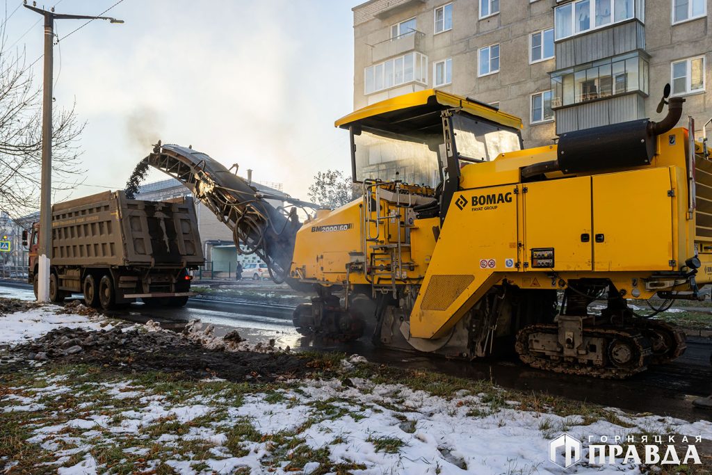 В Коркино хотят успеть до холодов закатать дорогу на улице Сони Кривой